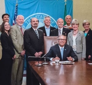 UW School of Pharmacy Faculty and Students at the Governor’s Signing of SB 5557 on May 11, 2015
