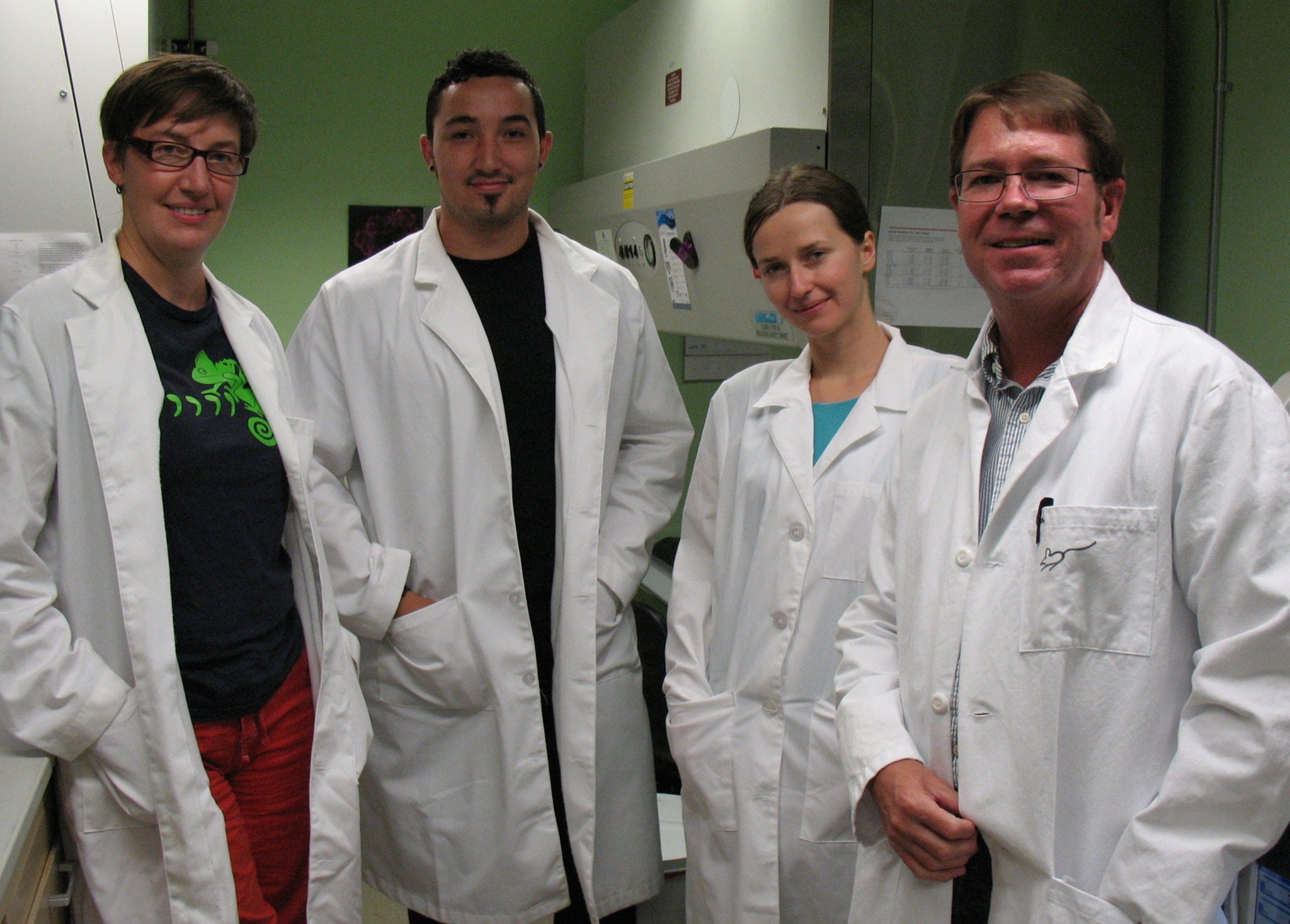 Photo of Faculty and grad students in lab