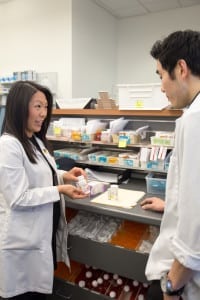 Alumna Elyse Tung mentors a UWSOP student pharmacist