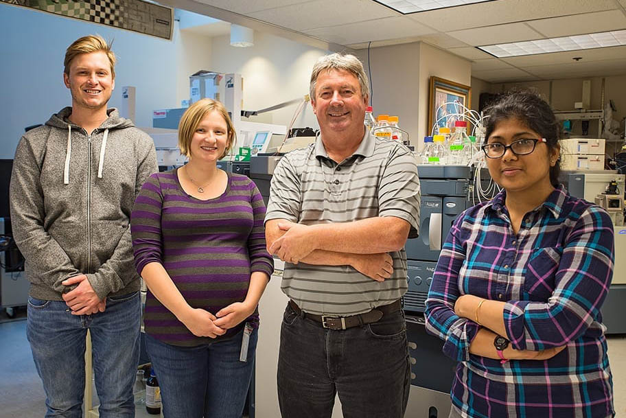 Photo of Faculty and students in lab